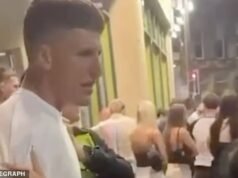 Em outro momento chocante para a seleção inglesa, a polícia está investigando a suposta agressão após a prisão de Braydon Carrs, depois que o jogador de críquete foi algemado do lado de fora de uma boate de Derby.