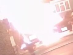 Momento incendiário idiota ateia fogo em dois carros no meio da noite enquanto se incendeia