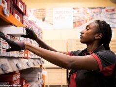 Estudantes e graduados de enfermagem que não conseguem empregos no NHS são estocados nas prateleiras dos supermercados