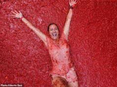 Deixe a cidade vermelha! La Tomatina ocupou milhares de aldeias espanholas para lutas por comida
