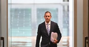 Jim Chalmers disse que mataria o dragão da inflação na Austrália. Dois anos depois, está a incendiar os orçamentos familiares – e os australianos comuns estão a pagar um preço brutal