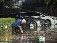 As inundações atingiram o Reino Unido com trovões, granizo e até sete centímetros de chuva no caminho, enquanto alertas de tempestade eram emitidos em toda a Inglaterra e País de Gales.