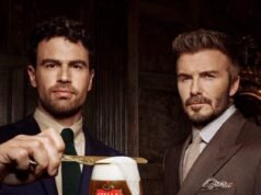 David Beckham se junta a Theo James para promover os novos The Gentleman e Stella Artois em meio a relatórios de elenco de Meghan Markle