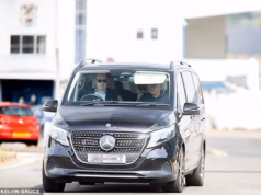 Momentos depois de Harry e Meghan deixarem o aeroporto de Birmingham para voar em um jato particular para começar sua nova vida na Grã-Bretanha – sem segurança financiada pelos contribuintes