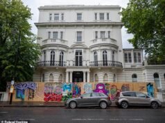 Notting Hill prende a respiração diante do caos do Carnaval: moradores e empresas fechados com tábuas antes do festival anual – após número recorde de prisões no ano passado