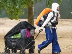 Milhares de fãs enfrentam a chuva enquanto montam acampamento no Reading Festival antes do fim de semana do feriado bancário