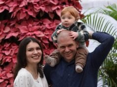 O irmão fica chocado com a morte horrível de sua irmã e de sua jovem família, usada em anúncios políticos