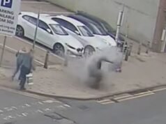 Momentos depois, a calçada explode com passos de compradores… antes que o fogo salte do poço