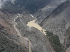 Inundações no Nepal vivem: temores de um segundo tsunami à medida que o lago transborda e os moradores locais correm para terrenos mais altos enquanto as operações de resgate são interrompidas