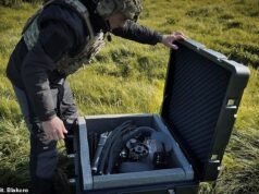 Pers e Royal Marines recorrem a parapentes do tamanho de mochilas para se impulsionarem 320 quilômetros em território inimigo.