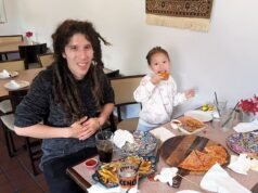 O avô da Nova Inglaterra não consegue parar de chorar depois de perder seu único filho e neto de 8 anos para um ‘motorista bêbado’ enquanto corriam para conseguir leite
