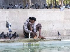 Os que dormem mal lavam os pés nos jardins das fontes em arco de mármore dos hotéis de luxo, enquanto os acampamentos de sem-teto tomam conta dos pontos turísticos mais conhecidos de Londres.