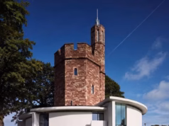 A ex-estrela da BBC que comprou uma torre de água abandonada por £ 138 mil e a transformou em uma casa espetacular no estilo Grand Design está vendendo-a por £ 3 milhões