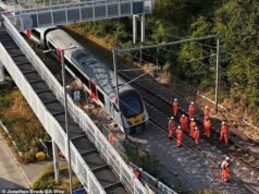 Uma ‘torção’ nos trilhos fez com que o trem descarrilasse, arrastando-o até 2,4 quilômetros para fora dos trilhos, mostraram os relatórios.