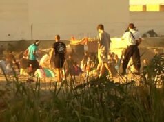 Momento em que moradores de Ceuta, agitando bandeiras espanholas, atacam e incendeiam acampamento improvisado de migrantes – ministro pede calma