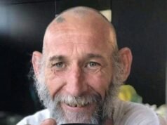 Irmãs gêmeas em luto exigem respostas depois que o homem foi encontrado morto dentro de uma casa em Sydney