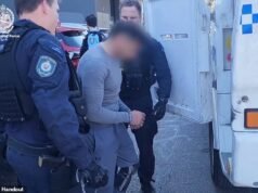 Um homem foi acusado um ano depois que um tiroteio em uma loja de kebab à luz do dia em Sydney teve como alvo uma figura notória do submundo.