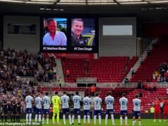 Os fãs de futebol do Middlesbrough prestam homenagem aos policiais mortos no acidente da A66 com aplausos minutos antes da partida