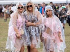 Os foliões foram instruídos a se preparar para uma mistura de sol e chuva – enquanto o Reading Festival chega ao fim e o Carnaval de Notting Hill chega às ruas.