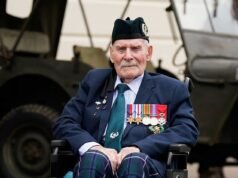 HERÓIS Tributo ao veterano da Segunda Guerra Mundial que mentiu sobre sua idade para se alistar aos 17 anos antes de lutar na Normandia – quando ele morre aos 101 anos