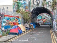 Dentro da favela de Deliveroo: pessoas urinando nas ruas, uso de drogas e moradores aterrorizados… Visitamos os acampamentos de tendas sob pontes cobertas de grafites que abrigam motoristas de entrega.
