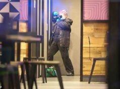 Menino, 13 anos, gravemente ferido após esfaquear Taco Bell em Rochdale ‘quando 25 jovens entraram correndo com facas’
