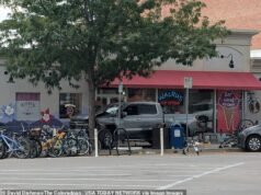 Pelo menos seis pessoas ficaram feridas depois que um motorista colidiu com uma multidão em um festival de bicicleta no Colorado
