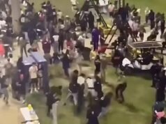 Cinco pessoas foram presas depois que um jogo de futebol americano do ensino médio se transformou em caos e uma grande briga e armas foram encontradas… enquanto imagens dramáticas mostravam serviços de emergência correndo para a área e a multidão fugindo.