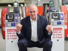 O líder liberal-democrata, Ed Davey, provocou indignação entre seus parlamentares depois de sugerir um acordo pós-eleitoral com os conservadores.