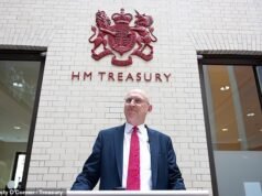 Orçamento ‘discreto’ pode atingir empresas petrolíferas e bancos com ‘imposto extraordinário’, enquanto Healy tenta evitar aumento impopular de impostos para os trabalhadores