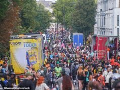 O Carnaval de Notting Hill começa de forma colorida, com os foliões mergulhando uns nos outros com tinta em um ritual de madrugada – tendo como pano de fundo enormes operações policiais e de segurança.