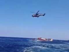 Uma balsa que transportava mais de 260 pessoas virou na costa de Chipre durante o lançamento de uma grande operação de resgate