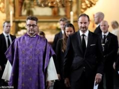 O novo rei da Noruega, Haakon VIII, leva a família ao serviço memorial enquanto o país lamenta a morte de seu pai