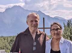 Um ex-prefeito e três familiares morreram quando um pequeno avião caiu perto de uma cidade costeira do Alasca.