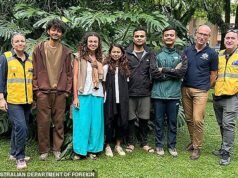 Sobrevivente milagroso do desastre da enchente no Nepal fala – Amigos e familiares do caminhante australiano desaparecido encontrado vivo se reúnem na praia para orar