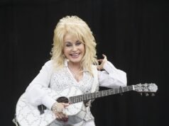 Dolly Parton está a caminho de seu primeiro número um no Reino Unido, já que seu hit de 1980, de 9 a 5, liderou as paradas dias após a morte do ícone
