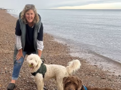 Por que nunca mais contratarei um cachorrinho: Minhas férias foram arruinadas quando descobri a verdade sobre o ‘amigável’ amante de animais de estimação que deixei na casa da minha família. Essa mensagem me fez estremecer…
