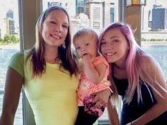 A família diz que a heróica mãe morreu após retornar ao prédio em chamas para proteger sua filha.