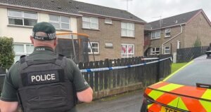 Menina luta por sua vida após ser ferida ao lado de um homem morto na Irlanda do Norte: homem preso