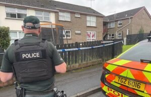 Menina luta por sua vida após ser ferida ao lado de um homem morto na Irlanda do Norte: homem preso