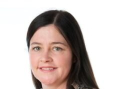 Na foto: mãe de 51 anos, residente em Londres, que morreu com o marido em uma banheira de hidromassagem durante as férias na Espanha – antes de ser encontrada morta pelos filhos