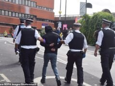 A polícia do Carnaval de Notting Hill faz 169 prisões no primeiro dia do festival: presos por drogas, armas e crimes sexuais