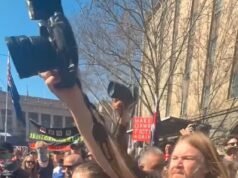 Momento chocante Repórter do Canal 10 brutalmente jogado ao chão após o início da violência em um comício anti-imigração em Melbourne