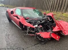 Supercarro da Ferrari bate depois que o motorista ‘perde o controle’ na rodovia… mas milagrosamente sobrevive ileso