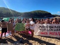 Dezenas de fanáticos antiturismo ocupam praias ‘superlotadas’ de Ibiza no último protesto contra turistas