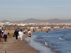 Mulher de 22 anos ‘estuprada por imigrante ilegal em praia espanhola’ após nadar pela manhã
