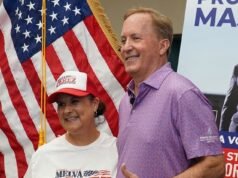 O envergonhado republicano Ken Paxton comete uma gafe embaraçosa de quatro temporadas durante campanha no Texas