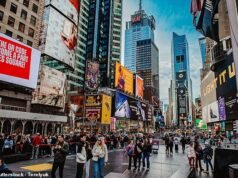 Mulher empunhando uma faca morta a tiros pela polícia na frente de centenas de turistas na movimentada Times Square