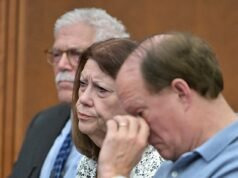 Os pais de Lindsey Clancy são quase milionários graças ao GoFundMe enquanto uma enfermeira enfrenta julgamento por matar seus três filhos ATUALIZAÇÕES AO VIVO