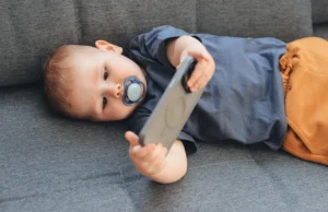O tempo de tela entre 1 e 6 anos pode ser mais importante do que os pais imaginam